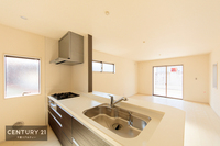 キッチン:カウンターキッチンなですのでお料理をしながら、向こうのリビングの様子がわかります。