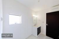 洗面室:明るく清潔感のある気持ちのいい空間です。
朝に身支度便利な独立型洗面台です。