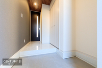 玄関:オシャレな玄関です！疲れて帰ってきても優しく迎え入れてくれる、そんな空間になっています。
明るく温もり溢れる玄関です！