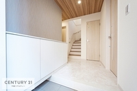 玄関:落ち着いた雰囲気の玄関です。オシャレな玄関で家族やお客様を送迎できるのはいいですね！