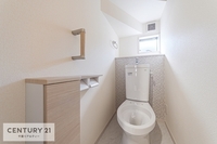 トイレ:1・2階にトイレがございます！朝の忙しい時間帯も待たずにすみそうですね。清潔感のあるトイレは気分が良くなりますね。