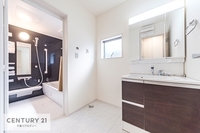 洗面室:広々したゆとりある洗面所です！！三面鏡で後ろの身だしなみもチェックできるので、身支度がしやすい独立型洗面台です！