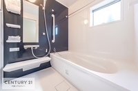 浴室:広々したバスルーム！家族で仲良くお風呂に入れます！開放感があるので１日の疲れが癒せる快適の空間です！色も落ち着いていて目に優しいです！