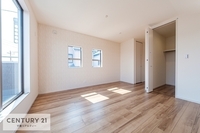 寝室:大きな窓からはバルコニーへ出られます。天気のいい日はバルコニーへ出てリフレッシュするのもいいですね！