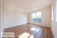 洋室:大きな窓からバルコニーへ出入りすることができるので、大きなお布団もラクに干すことができます。
南向きのお部屋は明るく心地よい空間です。
ぜひ一度現地でご確認下さい。