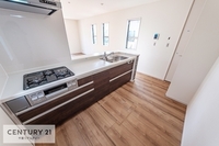 キッチン:３口コンロ！一気にお料理が作れて楽々！早く家事が片づけられて家族と会話をする時間が増えそうですね！