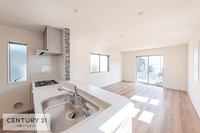 リビング:大切な家族が集まるからこそLDKにはこだわりたい。日当たりのよい広～いLDKを、子供たちが元気に笑いながら走り回っている姿を見た時が「広い家にして良かった」と思う瞬間です。