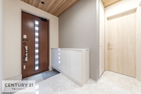 玄関:圧迫感のない玄関スペースです！疲れて帰ってきても優しく迎え入れてくれる、そんな空間になっています。シューズボックスも付いているので靴がスッキリと収納できます！