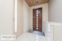 玄関:シューズボックス付きなので靴の収納に困りません！玄関周りがスッキリしますね。
シューズボックス上を飾り棚として、素敵なインテリアを置いても良いですね！