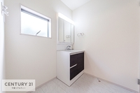 洗面室:洗面所は広々快適空間です。し、か、も！独立型洗面台なので、鏡と収納も付いています！小窓も付いているので自然光が入り込むのでお化粧がしやすい！