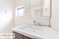 洗面室:たっぷり収納ができる独立型洗面台です！タオルや消耗品のストックがスッキリ収納できます！お風呂場との動線が短いので、シャンプーを切らしても取り出しがしやすいです！