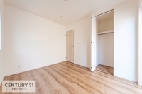 洋室:窓から優しい光が差し込む明るい洋室はリラックスして過ごせる空間です。
プライベートの時間を有意義に使えそうですね！