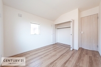 洋室:広めのクローゼット付きが嬉しいですね。
居室をスッキリ整頓する事ができます！
家具を選ばないシンプルなデザインの為、お気に入りの家具を活かす事ができます。