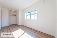 洋室:全居室に収納スペースが設けられています！
お家全体をスッキリ整頓でき、快適に過ごすことができます。
シンプルにデザインされているので、お気に入りの家具を置いてお好みの空間を作る事ができます。