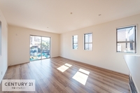 リビング:大きな窓のあるリビングは、陽光あふれる明るい空間です！居心地良く、ご家族皆がゆったり寛げる憩いの空間となりそうです！