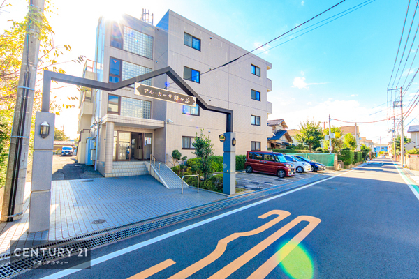 外観:センチュリー21千葉リアルティーは地域密着。不動産のことなら、どのようなことでもお気軽にご相談ください。
千葉リアルティーは不動産のプロフェッショナルとして、お客様のご要望にお応えします。