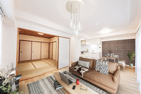 リビング:＊家具はCGレイアウトによるものです＊
温もり溢れる明るく心地の良い空間のリビングです。居心地の良い空間で、家族団欒の時間が増えそうですね！