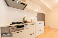 キッチン:人気のシステムキッチンは主婦には嬉しい設備と収納がいっぱい。
キッチン用品や食品をたっぷり収納できます。