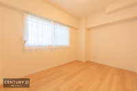 洋室:優しい光が差し込む洋室は、朝の目覚めも気持ちが良さそうですね。おうち時間もゆったりと過ごすことができます。