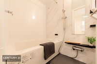 浴室:ホワイトカラーをベースとした綺麗な清潔感溢れるバスルームです。
一日の疲れを癒すリラックスタイムを過ごせます！