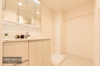 洗面室:広々洗面所で脱衣スペースもゆったり利用できますね！明るく清潔感のある気持ちのいい空間です。