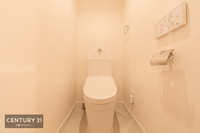 トイレ:シンプルなカラーで清潔感のあるトイレです。
温水洗浄便座付きで嬉しいですね！気持ちよく利用できます。