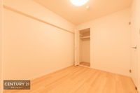 寝室:壁面が広いのでベッドや家具の置き場所にも困りませんね！収納力もバッチリです！