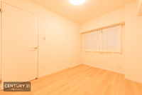 その他:明るい洋室は日当たり、風通し共に良好です！気分も明るくなりますね！
大きな掃き出し窓もないので小さなお子様にも安心な設計となっております。