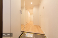 玄関:白を基調とした明るく清潔感のあるオシャレな玄関です。シューズボックスもたっぷりと収納できます！