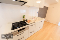 キッチン:かわいらしい色味のキッチンで毎日のお料理も楽しくなりますね！清潔感のあるオシャレなキッチンです。