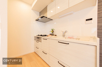 キッチン:収納力たっぷりのキッチンです。キッチン回りをスッキリと片づけられるので、お料理も楽しく捗りますね。