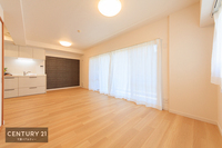 リビング:大きな窓からは暖かな陽射しが差し込みます。こんなに明るいリビングには自然と家族が集まり、会話が弾み笑顔が溢れますね！