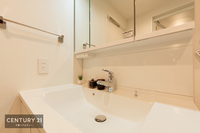 洗面室:大きな三面鏡洗面化粧台です。鏡が大きいので2人並んで歯も磨けますね！忙しい朝もスムーズです！