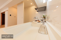 キッチン:こんなオシャレなキッチンだったら、毎日料理が捗りそうですね！使い勝手の良いシステムキッチンです。