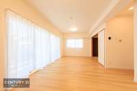 リビング:こんなにも明るいリビングは気持ちがいいですね。家族団欒の時間が増えそうですね！