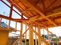 その他現地写真:構造の様子。適切に金物を配置し、強固に木材を接合します。