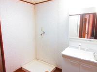 洗面室:広い脱衣所はファミリーや介護にも便利。