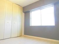 洋室:洋室は風通しもよくたっぷり収納の明るいお部屋です。