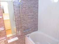 浴室:新調され、清潔な印象のユニットバス。