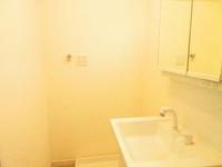 洗面室:脱衣スペースや洗濯機置場もゆったりです。