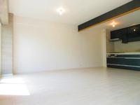 リビング:リビングを別角度から。ホワイトを基調とした爽やかなテイストの明るい内装。