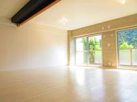 リビング:南西向きの広々リビングは明るく風通しもよく開放的。