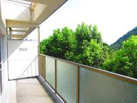 バルコニー:南西向き、陽当たり良好の広々バルコニー♪緑が豊かで空気が澄んでます。
