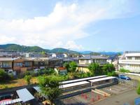 その他現地写真:落ち着いた住環境。4階なので眺めもバッチリ、船山の眺望アリ！