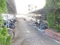 その他共有部:屋根付きの駐輪場。