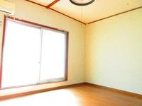 洋室:2F南側洋室は造付収納付き。明るいお部屋です。