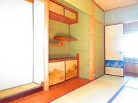 和室:２F和室。本格的な床の間のある落ち着いた空間です。