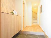 玄関:玄関にはシューズボックス。すっきりまとまった廊下周り。