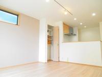 リビング:リビングからキッチン方向を。リビングにはうれしいクローゼットも！