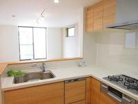 キッチン:リビング一望のシステムキッチンは家事動線の短いL型。食器洗い乾燥機、3口コンロを装備。トップは清潔感溢れる人造大理石。